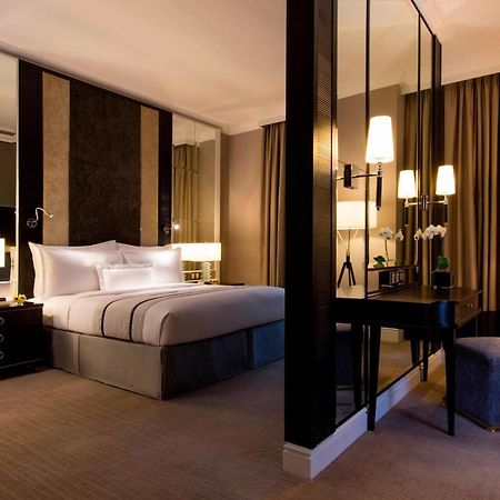 The Ritz-Carlton, Kuala Lumpur Hotel Ngoại thất bức ảnh A bedroom at The Hari