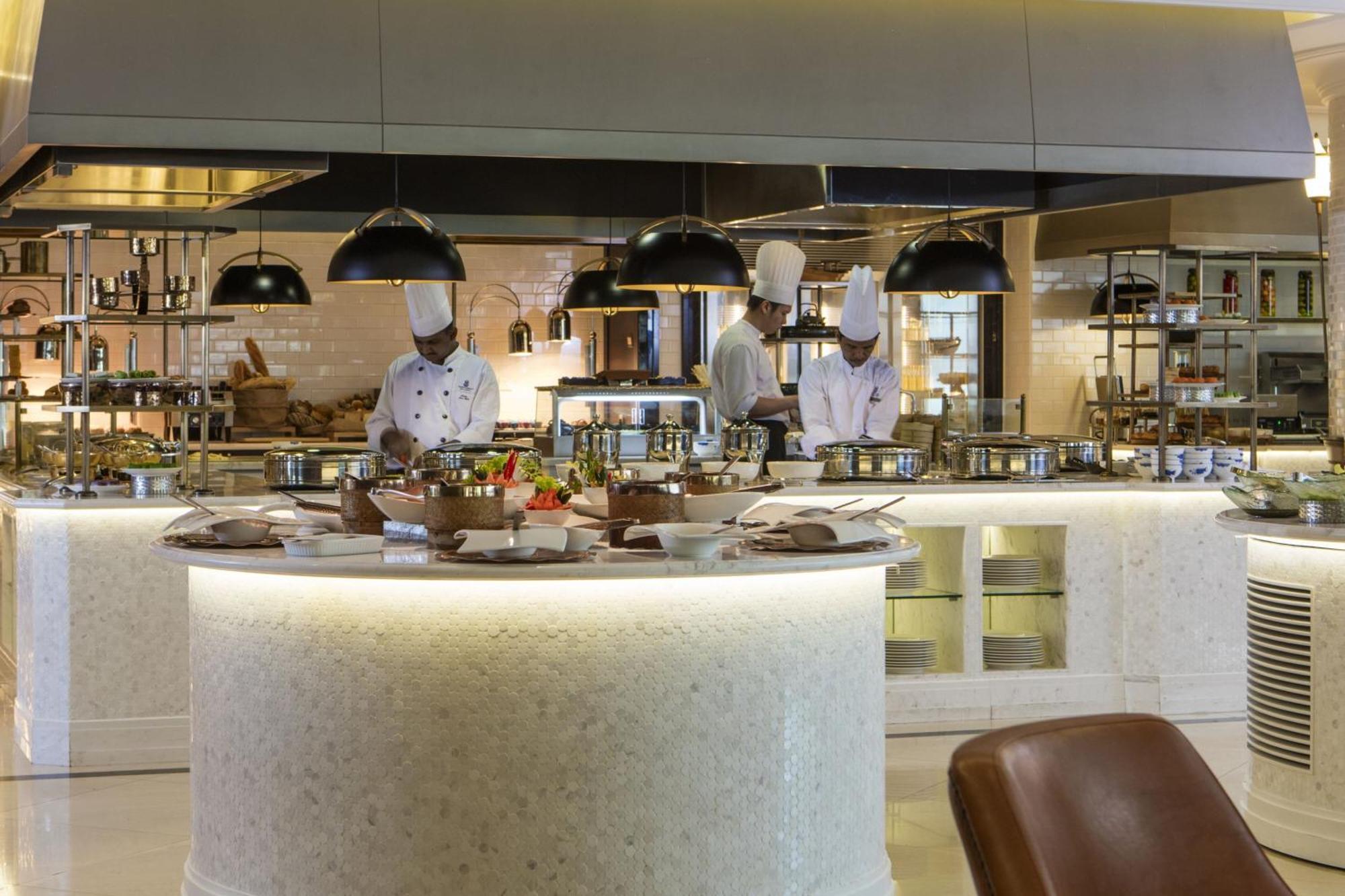 The Ritz-Carlton, Kuala Lumpur Hotel Ngoại thất bức ảnh The kitchen at the Emirates Lounge at Dubai International Airport