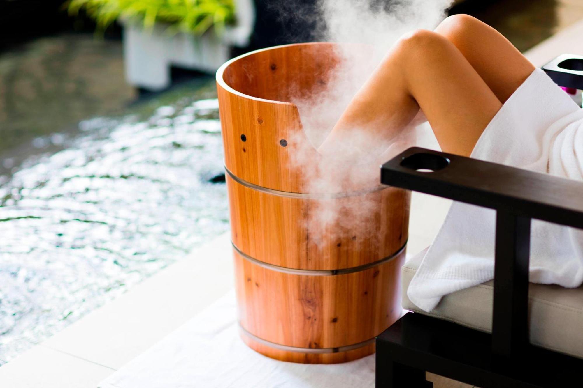 The Ritz-Carlton, Kuala Lumpur Hotel Ngoại thất bức ảnh A foot bath