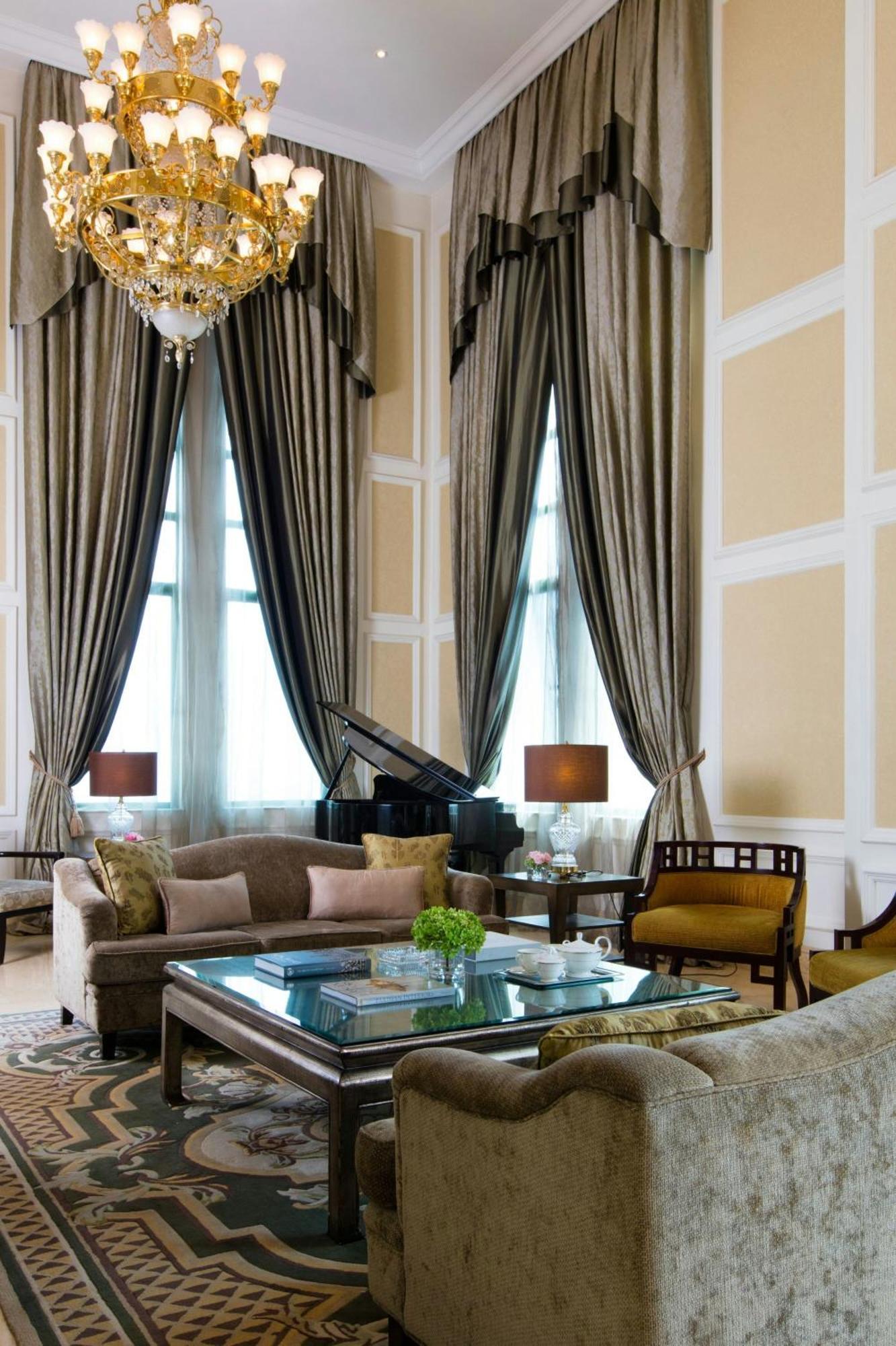 The Ritz-Carlton, Kuala Lumpur Hotel Ngoại thất bức ảnh The living room of a suite at The Peninsula