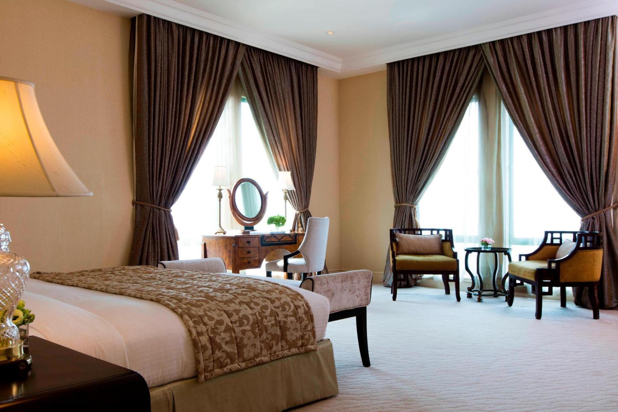The Ritz-Carlton, Kuala Lumpur Hotel Ngoại thất bức ảnh A bedroom at the Jumeirah Emirates Towers Hotel