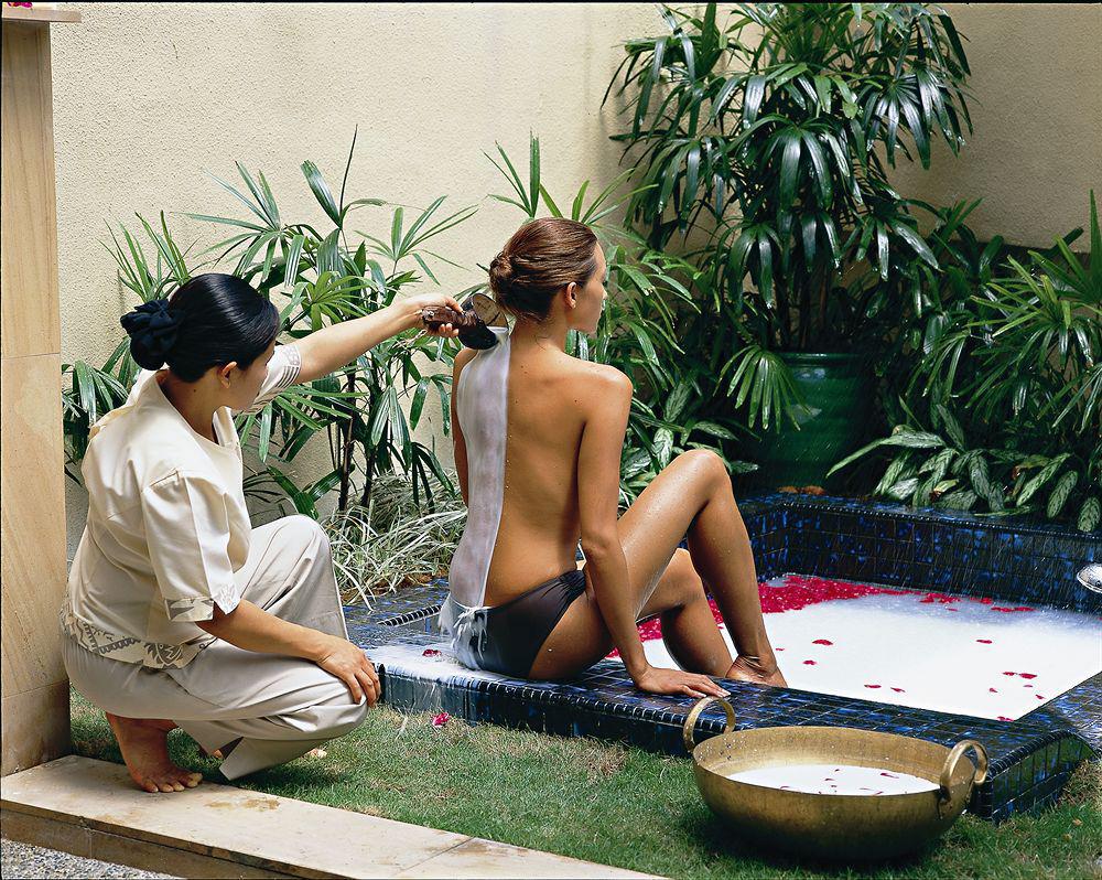 The Ritz-Carlton, Kuala Lumpur Hotel Ngoại thất bức ảnh A spa treatment